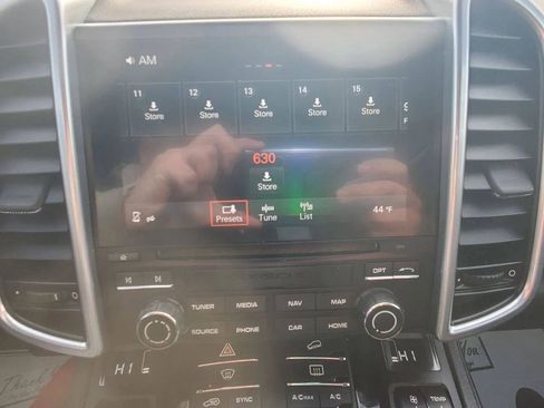 Used 2017 Porsche Cayenne Platinum Edition image 21