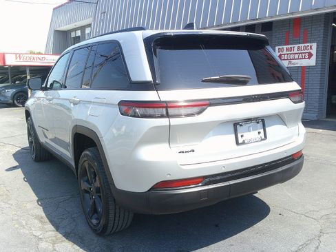 Used 2023 Jeep Grand Cherokee Altitude AWD/4WD image 6