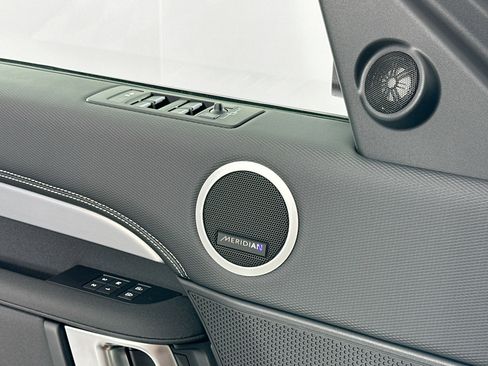 Used 2025 Land Rover Discovery Dynamic SE image 16