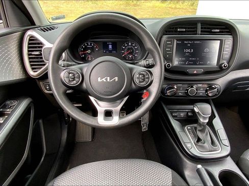 Used 2022 Kia Soul LX w/ Technology Package FWD image 5