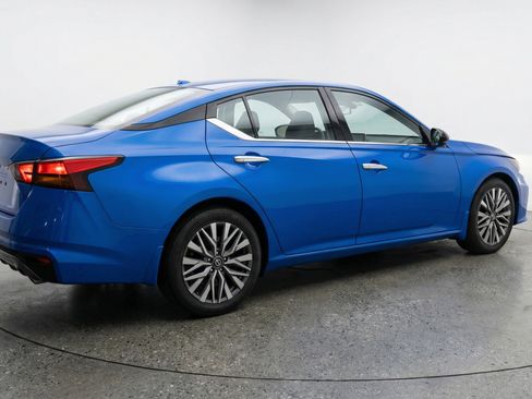 Used 2025 Nissan Altima 2.5 SV image 9