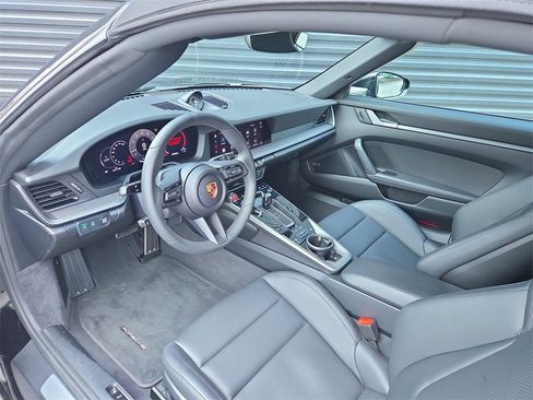 Used 2025 Porsche 911 Carrera image 4
