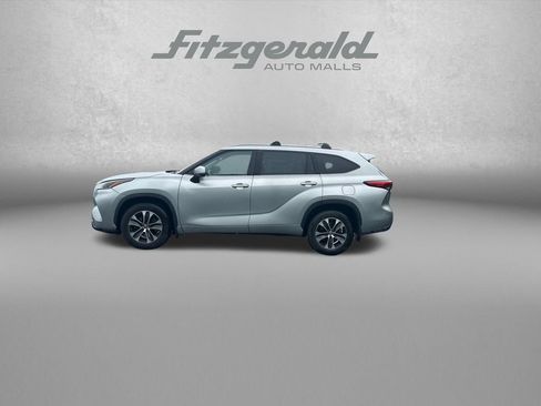 Used 2021 Toyota Highlander XLE AWD/4WD image 4