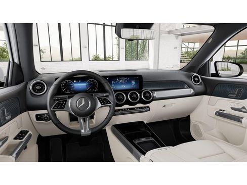 Used 2025 Mercedes-Benz GLB 250 4MATIC image 3