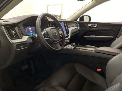 Used 2025 Volvo XC60 B5 Plus image 17