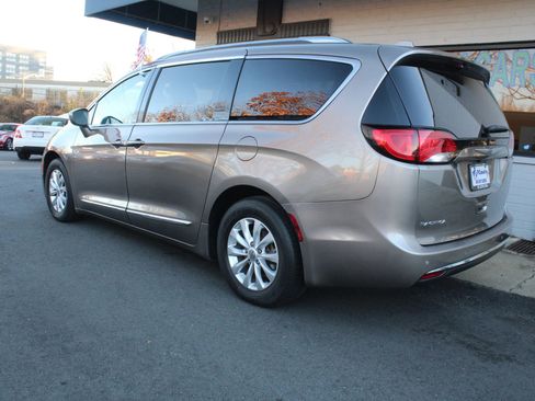 Used 2018 Chrysler Pacifica Touring-L image 4