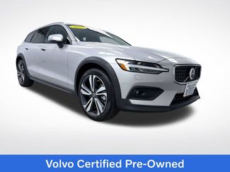 Used 2025 Volvo V60 B5 Cross Country Plus AWD/4WD video 1