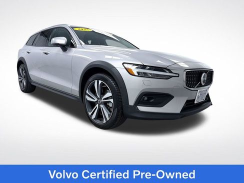 Used 2025 Volvo V60 B5 Cross Country Plus AWD/4WD image 1