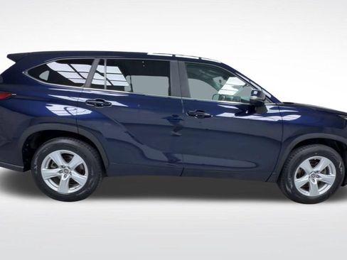 Used 2023 Toyota Highlander LE FWD image 9