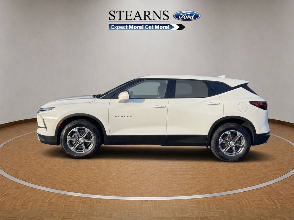 Used 2025 Chevrolet Blazer LT AWD/4WD image 3