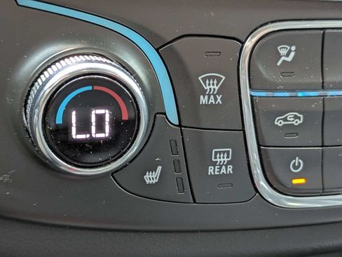 Used 2021 Chevrolet Traverse LT FWD image 22