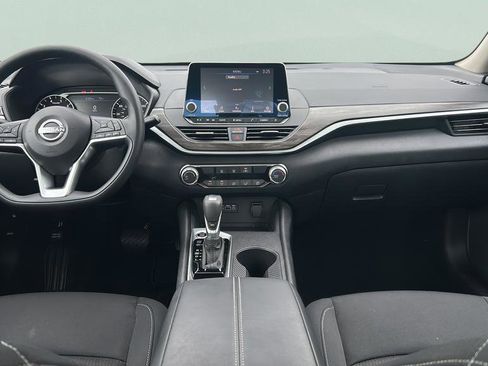 Used 2025 Nissan Altima 2.5 SV FWD image 15