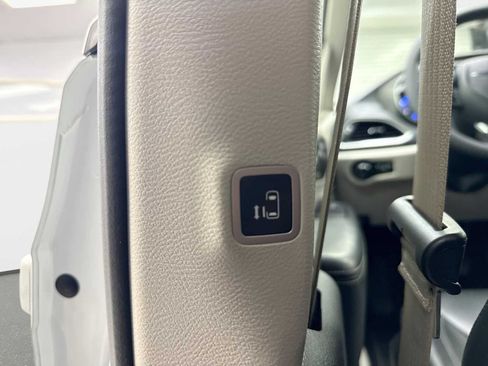 Used 2023 Chrysler Pacifica Touring-L FWD image 24