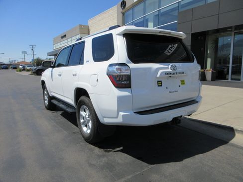 Used 2022 Toyota 4Runner SR5 Premium w/ Moonroof Package AWD/4WD image 5