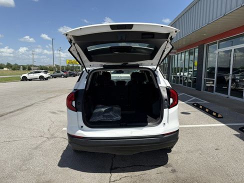 Used 2024 GMC Terrain SLE image 12