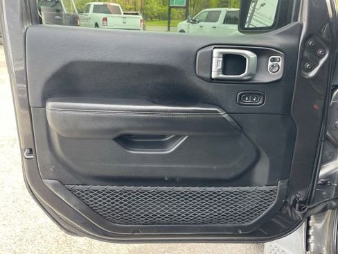 Used 2018 Jeep Wrangler Unlimited Sahara AWD/4WD image 9