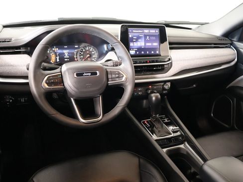 Used 2025 Jeep Compass Latitude AWD/4WD image 2