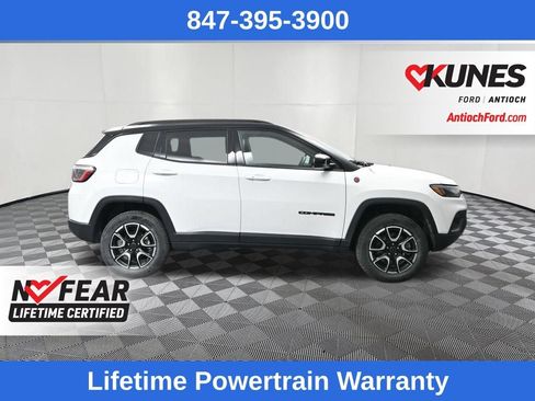 Used 2025 Jeep Compass Trailhawk AWD/4WD image 2