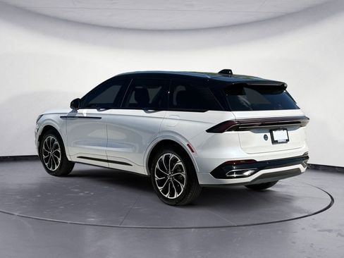 Used 2025 Lincoln Nautilus Reserve AWD/4WD image 5