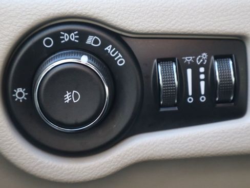 Used 2018 Chrysler Pacifica Touring Plus w/ Tire & Wheel Group FWD image 11