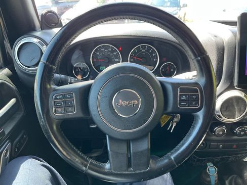 Used 2014 Jeep Wrangler Unlimited Rubicon w/ Connectivity Group AWD/4WD image 12