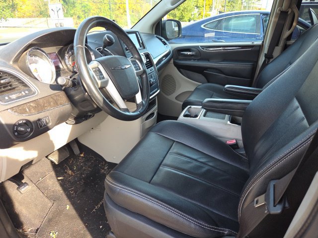 Used 2015 Chrysler Town & Country Touring FWD image 2