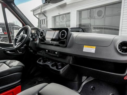 Used 2025 Mercedes-Benz Sprinter 2500 image 25