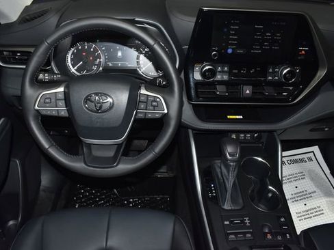 Used 2023 Toyota Highlander XLE image 15