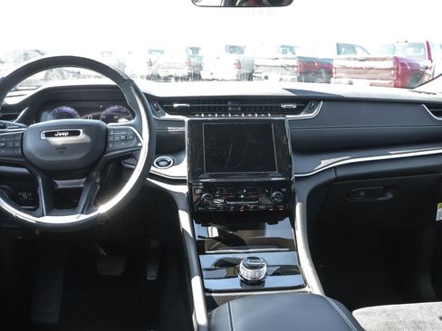 New 2025 Jeep Grand Cherokee Altitude image 17