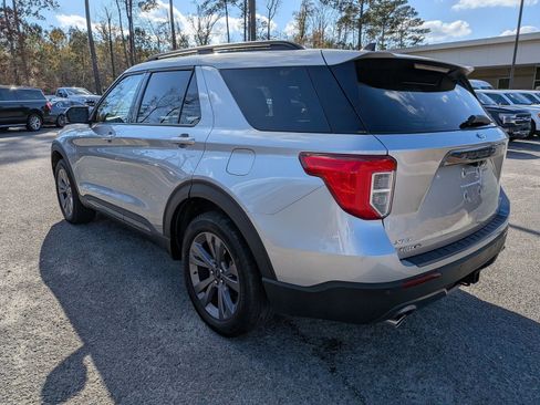 Certified 2022 Ford Explorer XLT w/ Equipment Group 202A image 6