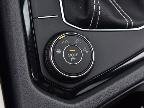 New 2026 Volkswagen Taos SE image 17