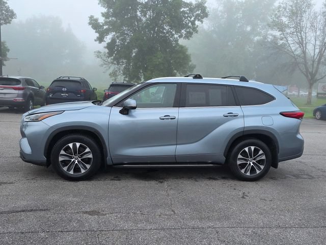 Used 2022 Toyota Highlander XLE AWD/4WD image 5
