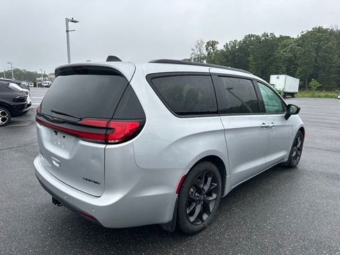 Used 2026 Chrysler Pacifica Limited w/ S Appearance Package FWD image 5