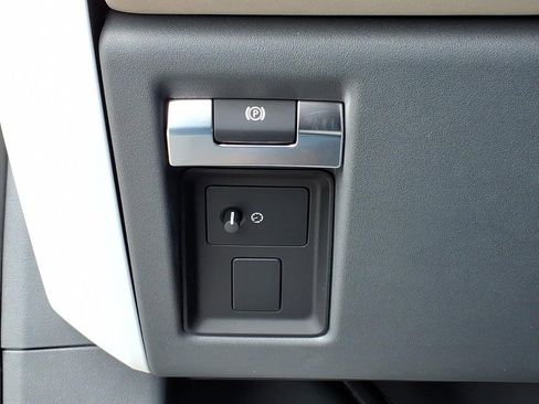 Used 2023 Land Rover Defender 110 SE image 20