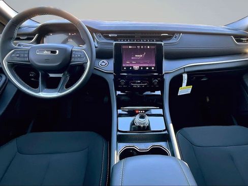 New 2025 Jeep Grand Cherokee Laredo image 5