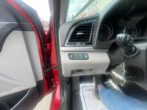 Used 2017 Hyundai Elantra SE image 17