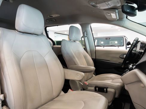 Used 2021 Chrysler Pacifica Touring-L FWD image 23