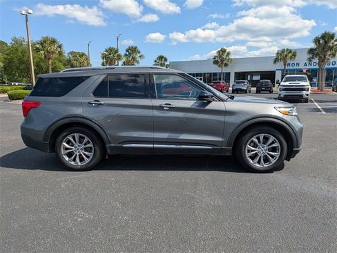 Used 2023 Ford Explorer Limited image 3
