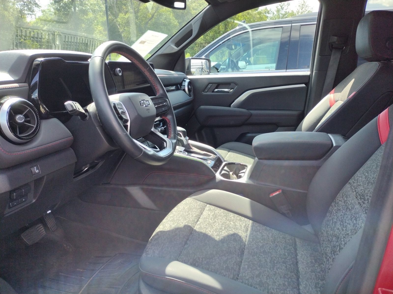 Used 2024 Chevrolet Colorado Z71 w/ Z71 Convenience Package 2 AWD/4WD image 5