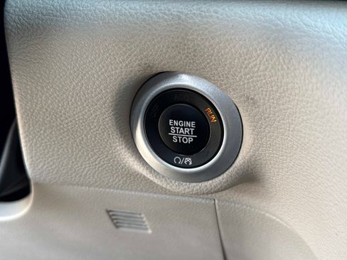 Used 2024 Chrysler Pacifica Select FWD image 28