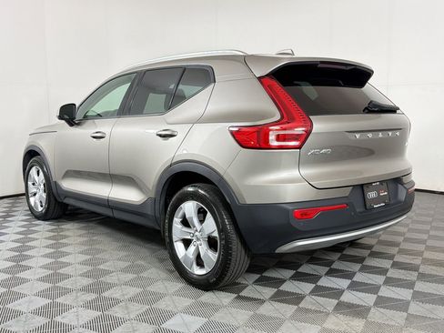 Used 2022 Volvo XC40 T5 Momentum w/ Premium Package image 3