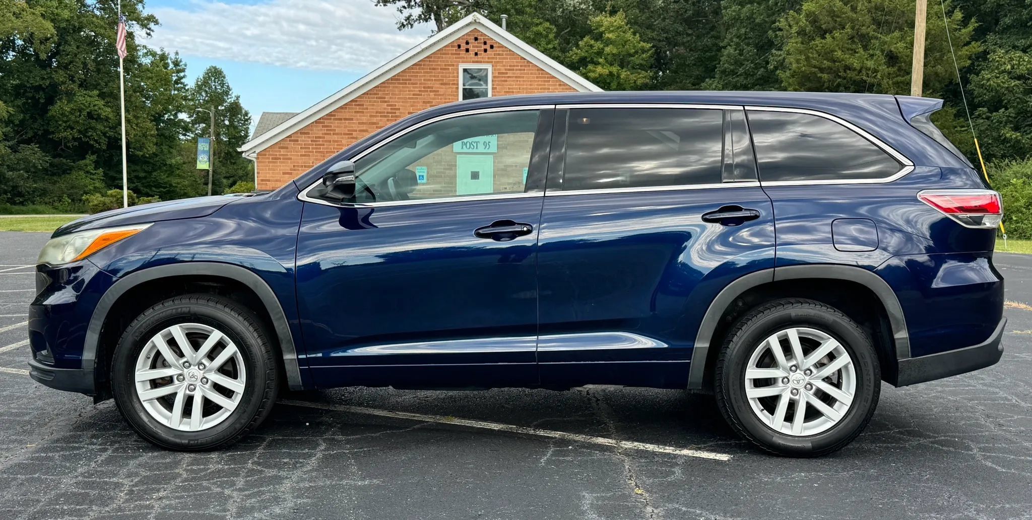 Used 2015 Toyota Highlander LE FWD image 3
