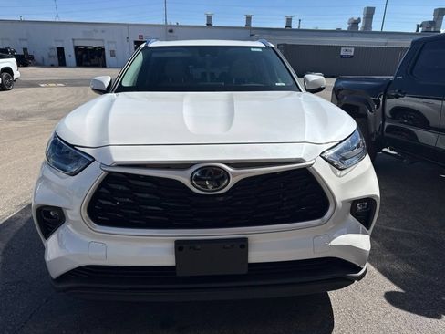 Used 2021 Toyota Highlander XLE AWD/4WD image 10