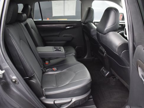 Used 2022 Toyota Highlander Limited image 11