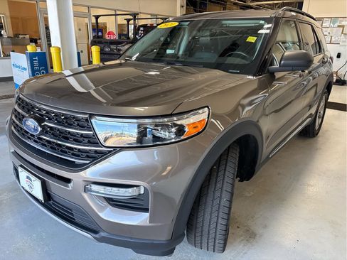Used 2021 Ford Explorer XLT w/ Equipment Group 202A AWD/4WD image 6