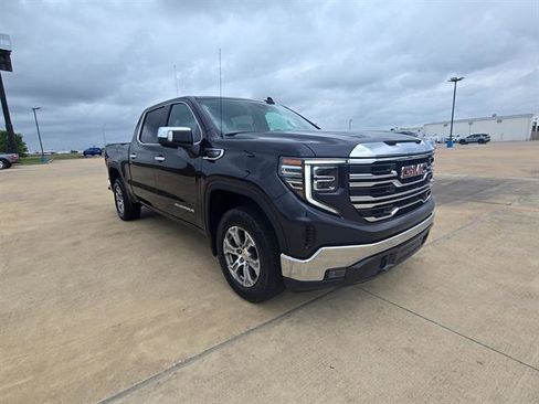 Used 2025 GMC Sierra 1500 SLT image 3