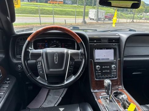 Used 2017 Lincoln Navigator Select AWD/4WD image 18