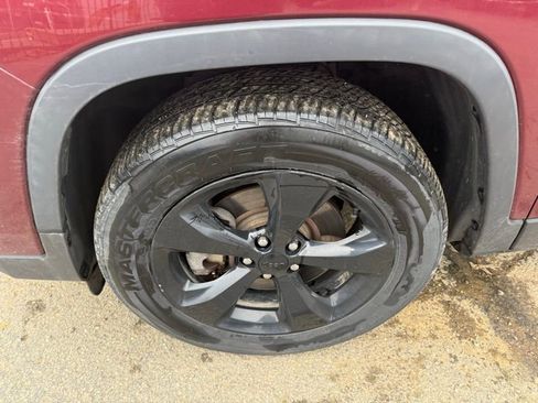 Used 2019 Jeep Cherokee Latitude Plus AWD/4WD image 13