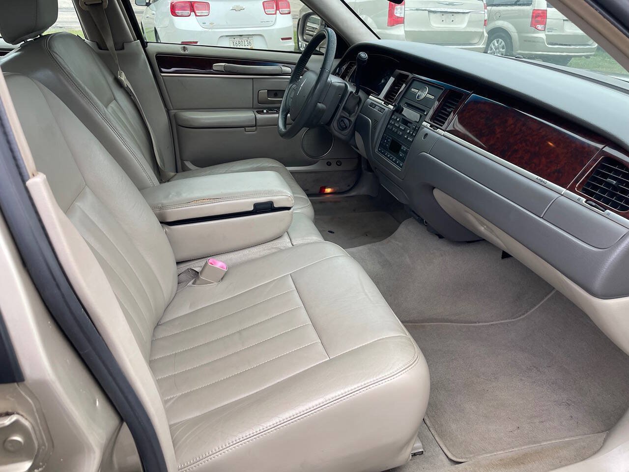 Used 2007 Lincoln Town Car Signature RWD image 8