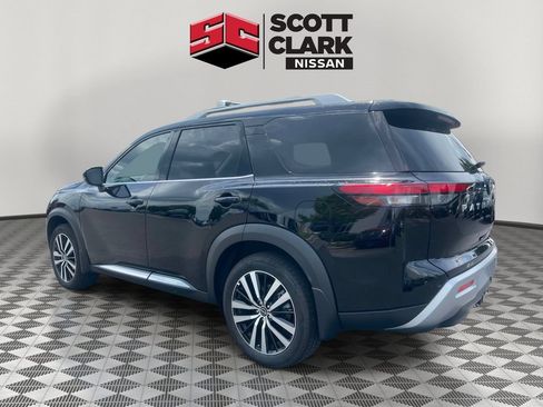 Used 2025 Nissan Pathfinder Platinum FWD image 4